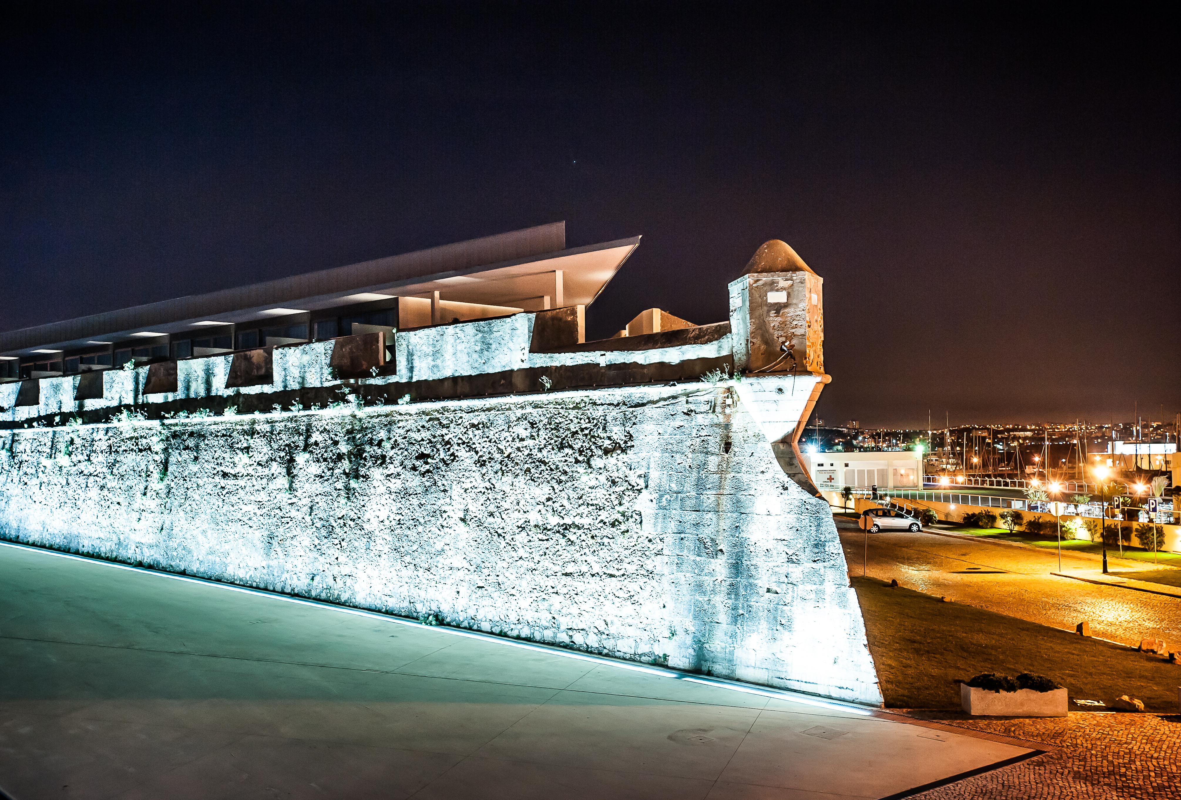 Pestana Cidadela Cascais - Pousada & Art District Kültér fotó The fort at night